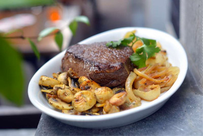 Piet de Leeuw, Amsterdam - Steak with mushrooms and onions pietdeleeuw