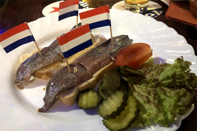 Piet de Leeuw, Amsterdam - Haring op toast pietdeleeuw